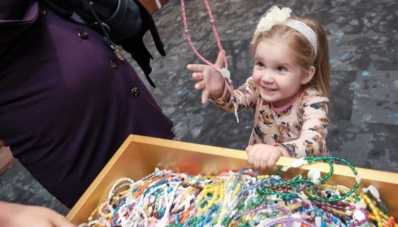 20191005MuseumGrandOpeningYoungGuestReachRosary-1